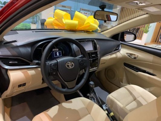 Vô lăng bọc da, trang bị nhiều nút chức năng