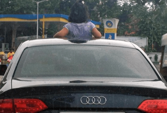 Không nên để trẻ em chui ra cửa sổ trời khi đang di chuyển xe tốc độ nhanh